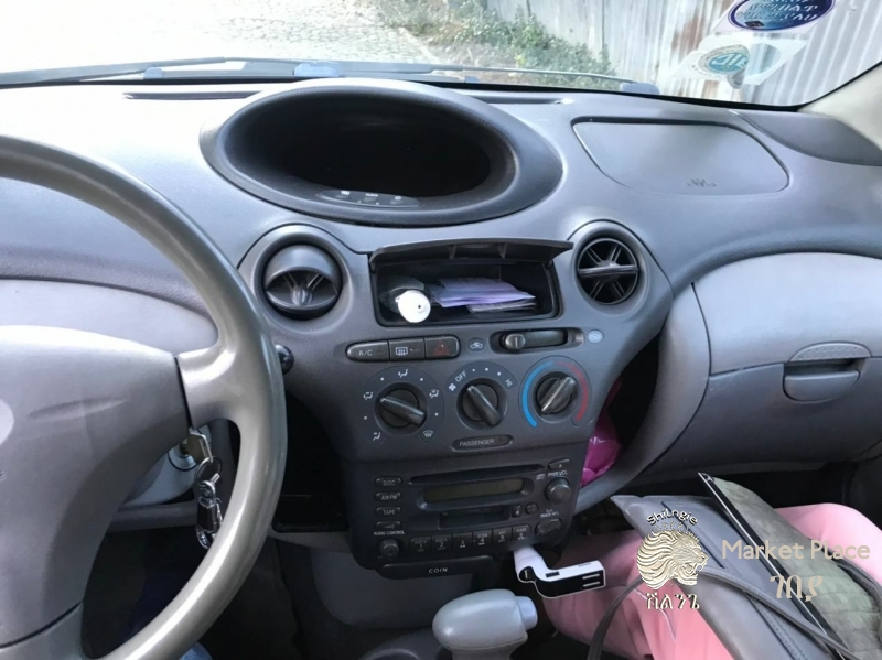 Toyota vitz   2001 model(Real)