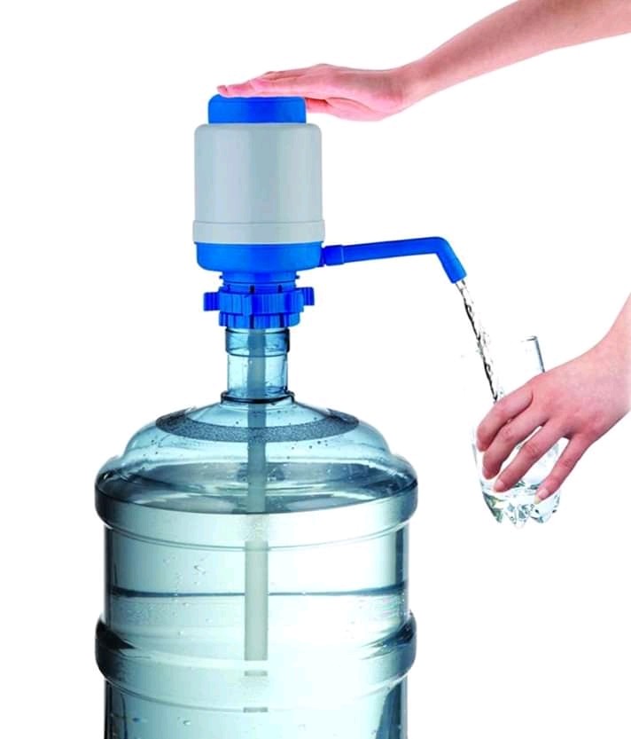 Manual water dispenser