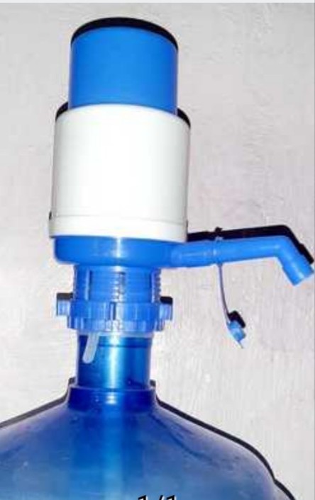 Manual water dispenser